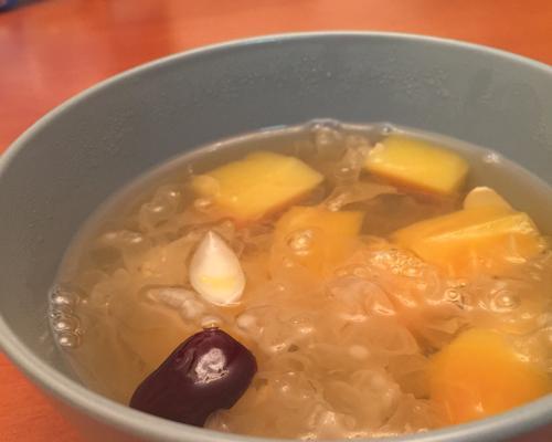 木瓜银耳汤的制作秘籍（教你如何制作一碗美味可口的木瓜银耳汤）