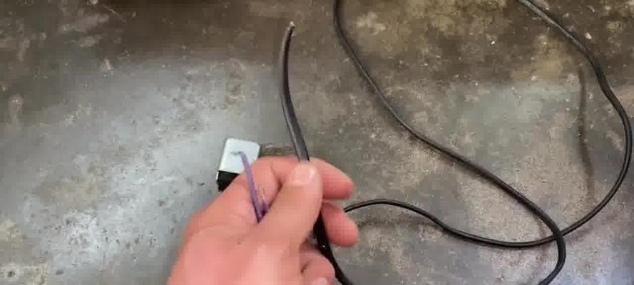 如何处理阿里斯顿热水器故障显示E20（解决热水器故障的实用方法）