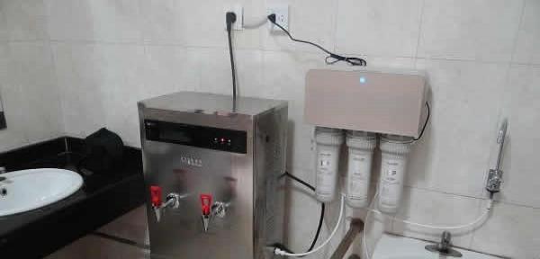 500元净水器安装方法（简单易行的家庭净水器安装指南）