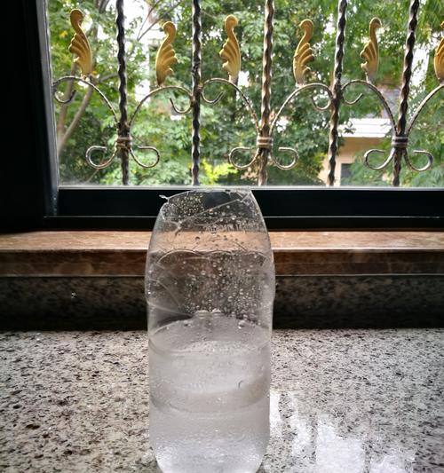 如何有效去除冰箱后的水珠（简单方法帮你解决冰箱后的水珠问题）