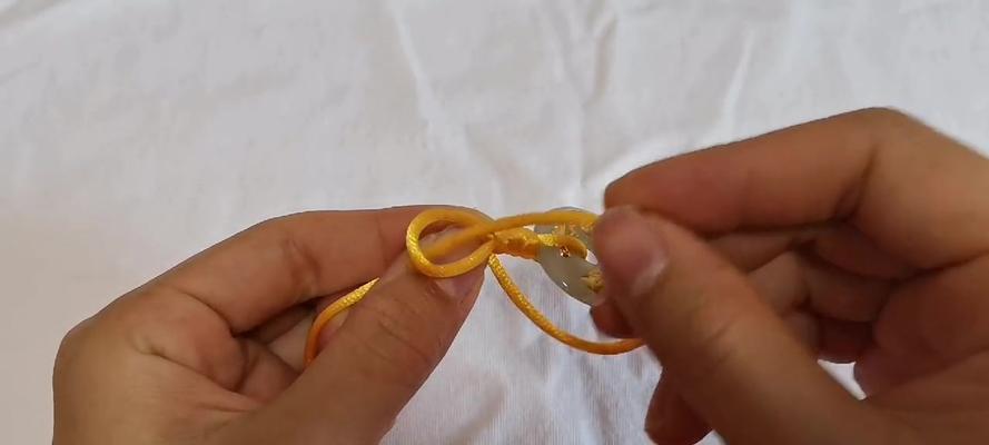 掌握挂绳打结的技巧和方法（简单易学的挂绳打结方法）