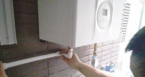 壁挂炉漏水问题解决办法（如何应对壁挂炉内部漏水困扰）