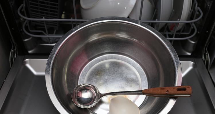 如何解决洗碗机清洗后有水珠的问题（完美解决洗碗机留下的水渍）
