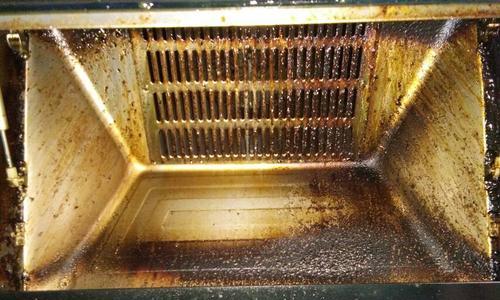 油烟机重油垢清洗方法（轻松清除油烟机内的顽固油垢）