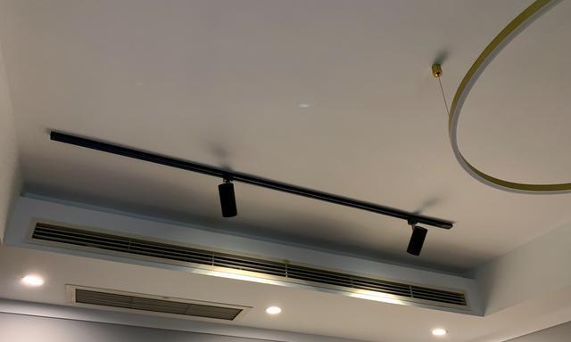 中央空调漏水吊顶处理方法（解决中央空调漏水问题）