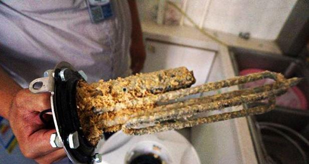 电热水器清理水垢的最佳时间和方法（延长电热水器使用寿命的关键技巧）