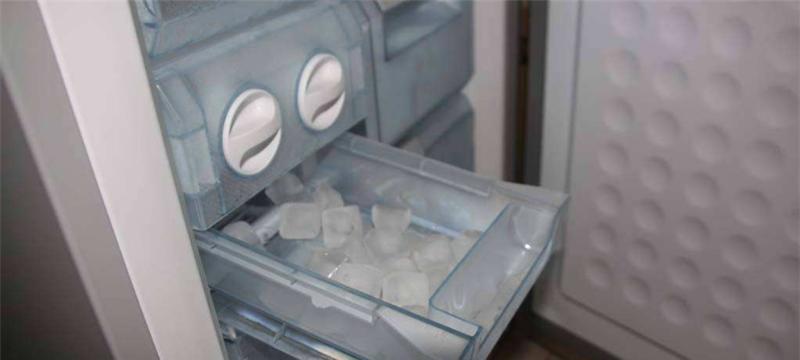 如何清洗干净冰箱（简单方法让你的冰箱焕然一新）