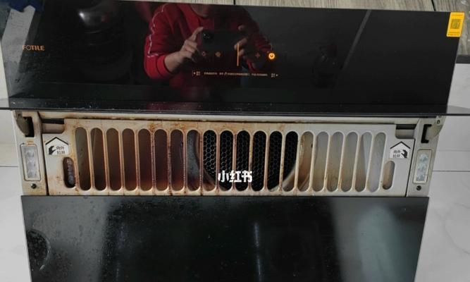如何高效清洗油烟机上的油污（简单方法让油烟机重获清洁）