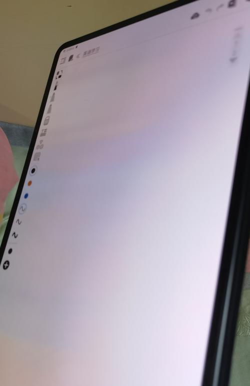 电脑显示器出现彩虹条纹是什么原因？如何快速解决？