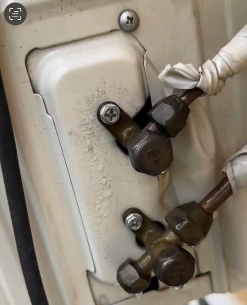 空调漏水了还能继续使用吗？如何安全处理？