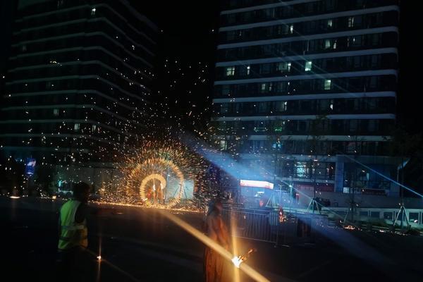 夜晚无灯环境下手机拍照技巧？