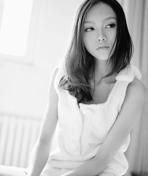 两部手机怎么拍照片好看不化妆？如何利用自然光和角度？