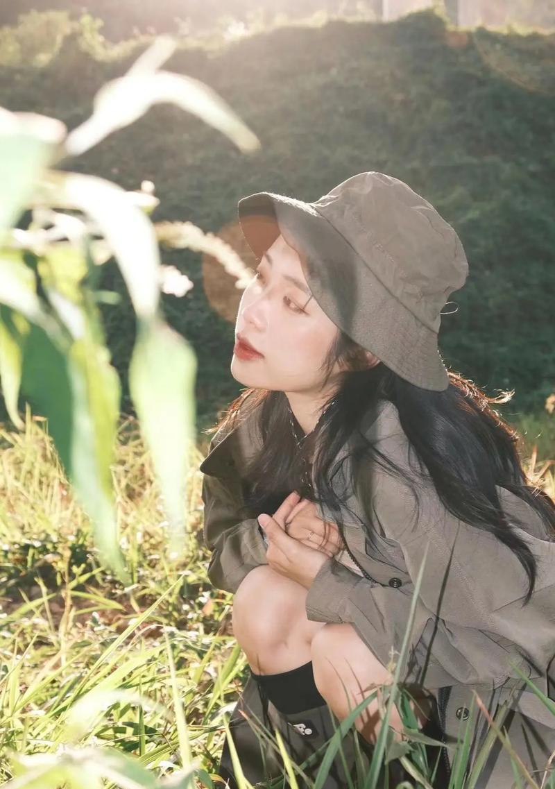 拍照时故意拿手机姿势如何摆？如何自然地拿手机拍照？