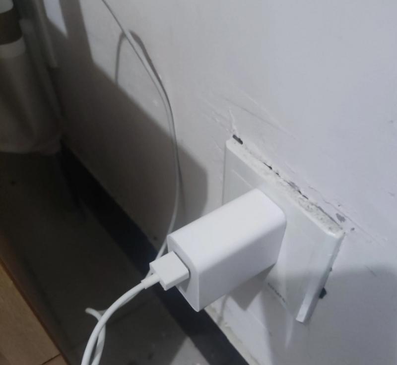 拔充电器后晃动是正常现象吗？